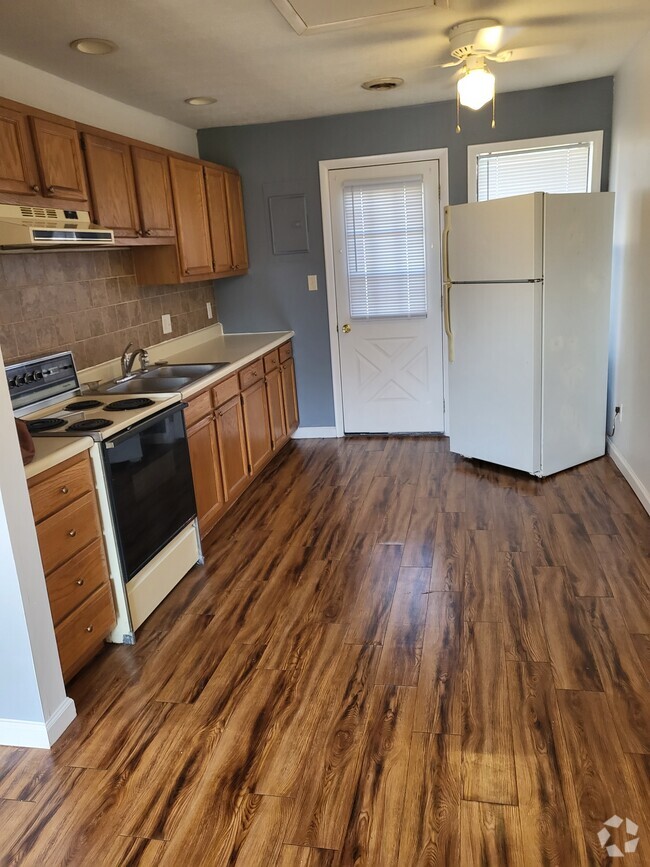 Building Photo - 120 Cindy Ln Unit 120 Rental