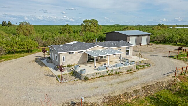 Building Photo - Country Living - Spacious 3 bedroom 2 bath... Rental