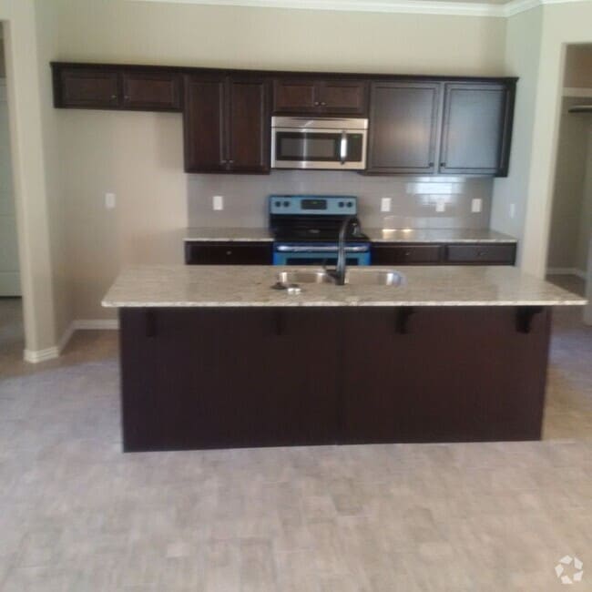 Building Photo - 3 bedroom 2 bath home in East Fayetteville