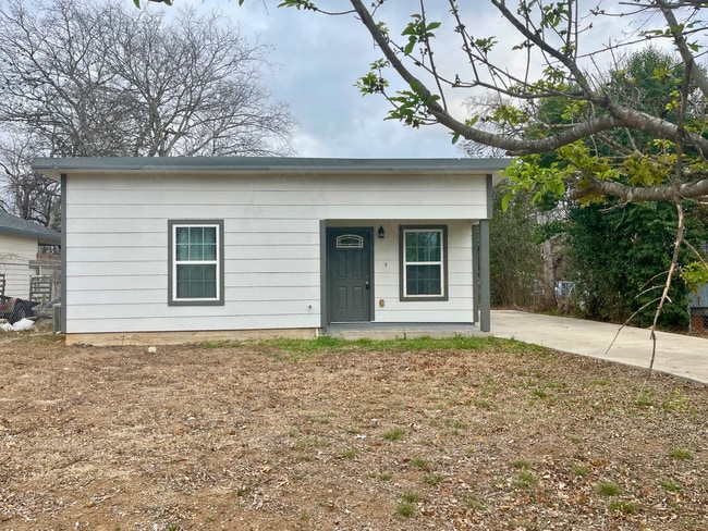 Building Photo - Charming 2 Bedroom Home Near Historic Landmarks in San Antonio
