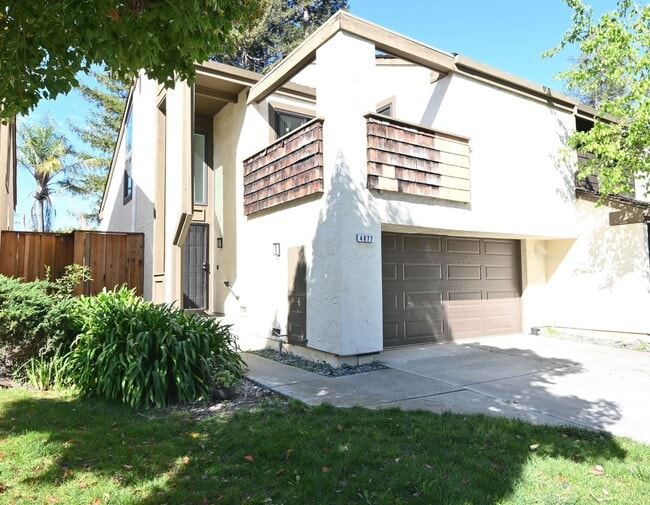 Building Photo - Available now 3/2.5, desireable neighborhood of Capistrano Community.