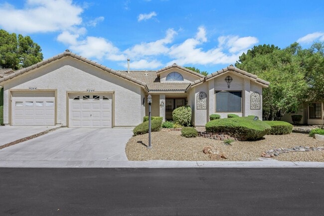 Building Photo - 55+ community! Super Cute 2-Bedroom Townho...