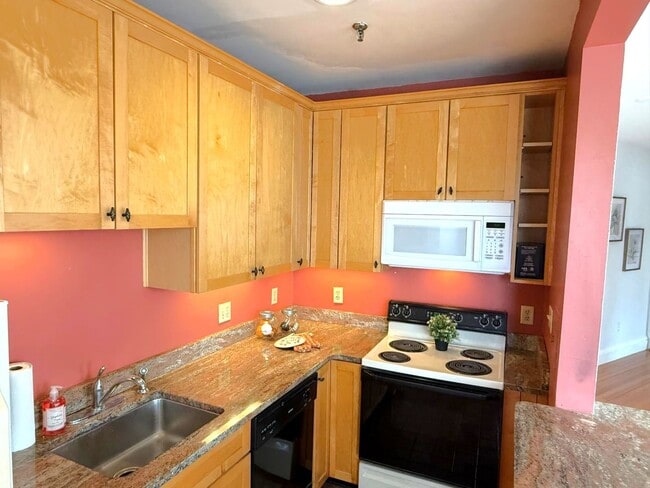 2 Bedroom sunny second-floor corner unit a... - 2 Bedroom sunny second-floor corner unit a... House