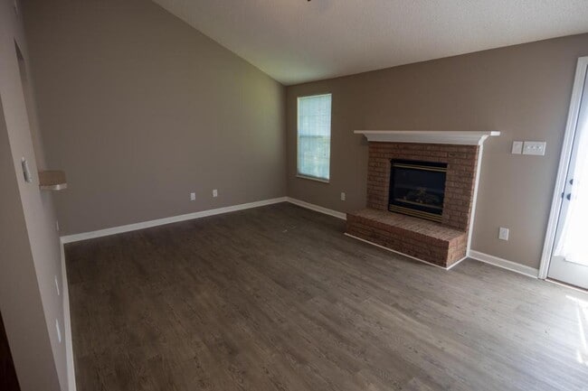 Photo - 130 Hawthorne Oaks Way