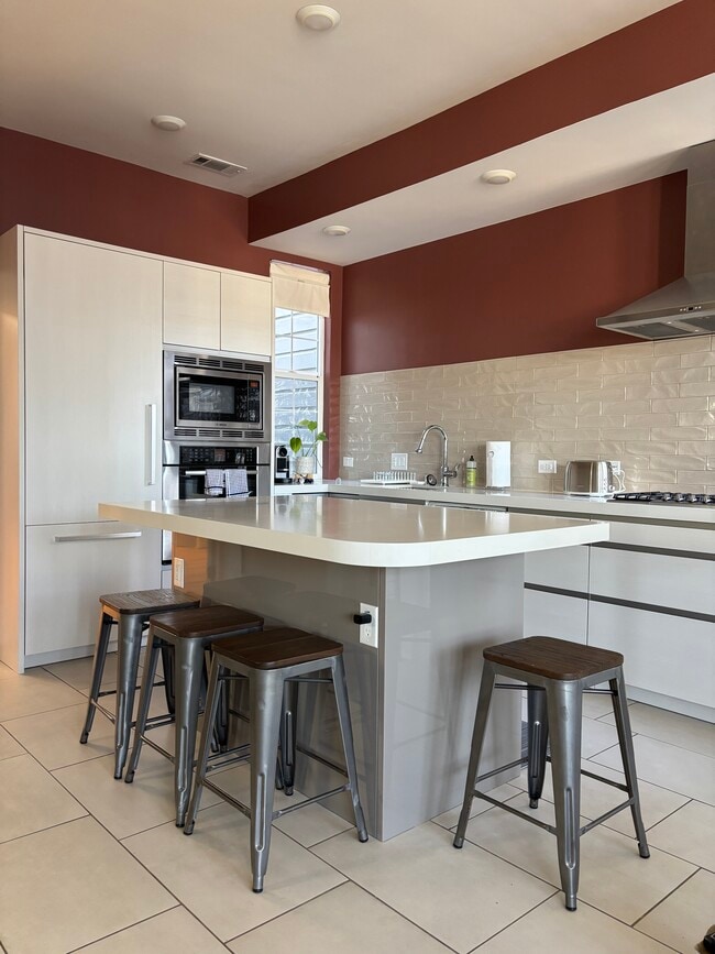 Building Photo - 79 Coleridge St