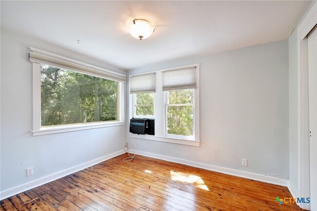 Photo - 717 1/2 S Laurel Ave