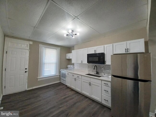 Building Photo - 711 N Streeper St