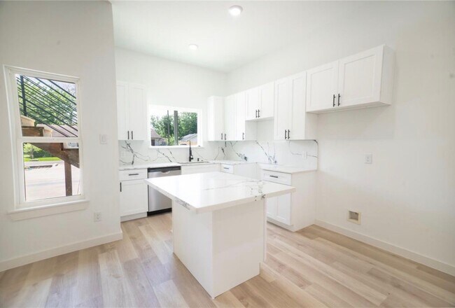 Photo - 331 Delaware St