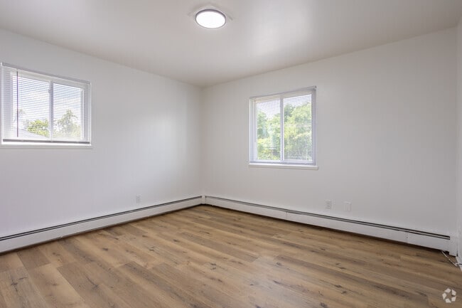 2BR, 1BA - 935SF - Primary Bedroom