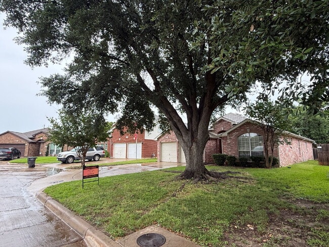 Photo - Charming 3 Bedroom Haven with 2 Full Baths in Fort Worth. Spacious 1748 Sq. Ft. Retreat on Comfor...