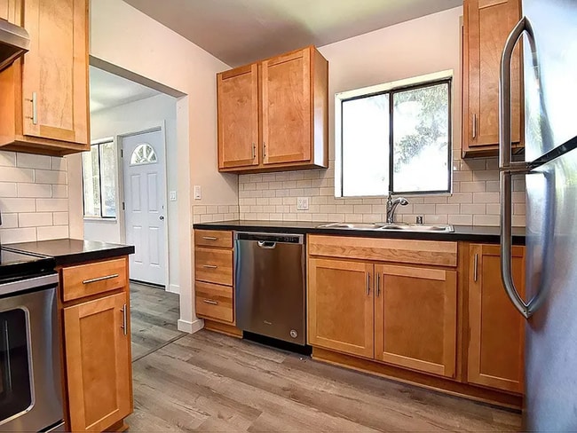 Photo - 3 BR / 1 BA in nicely updated duplex in No...