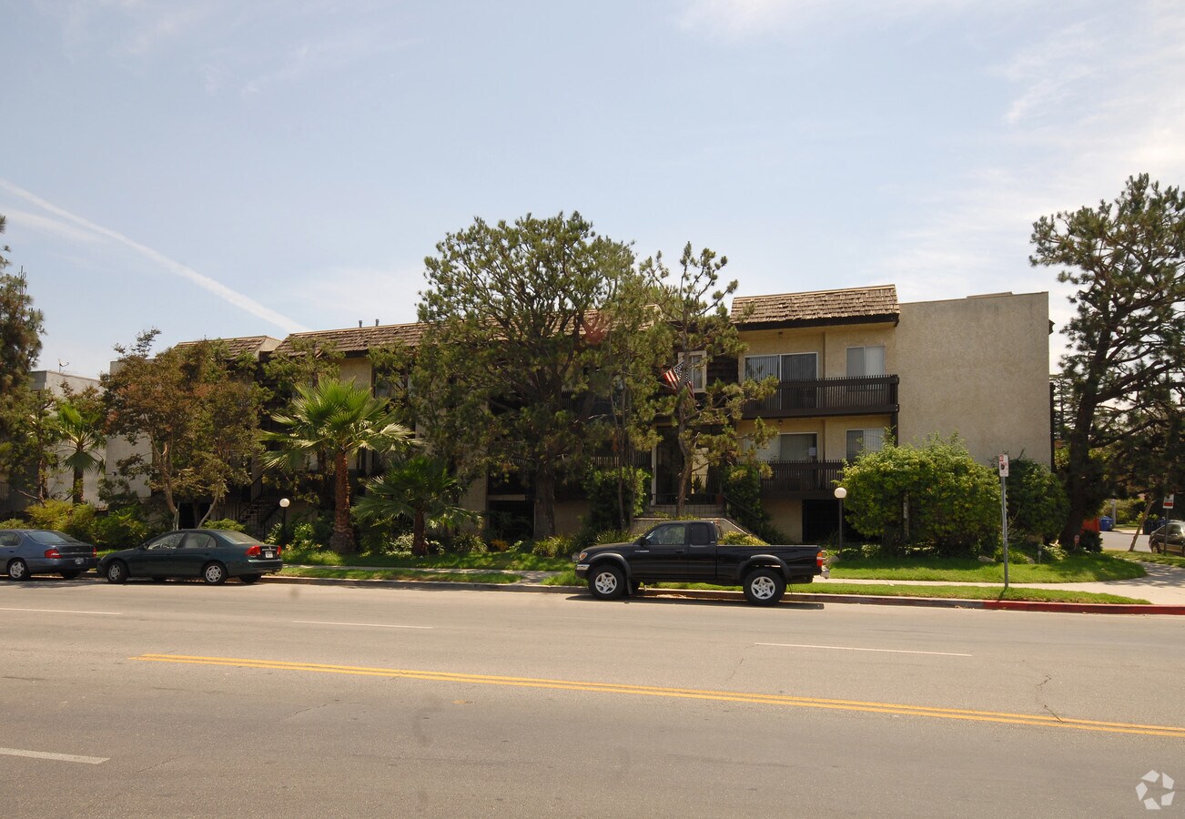 Photo - 5000 Whitsett Ave