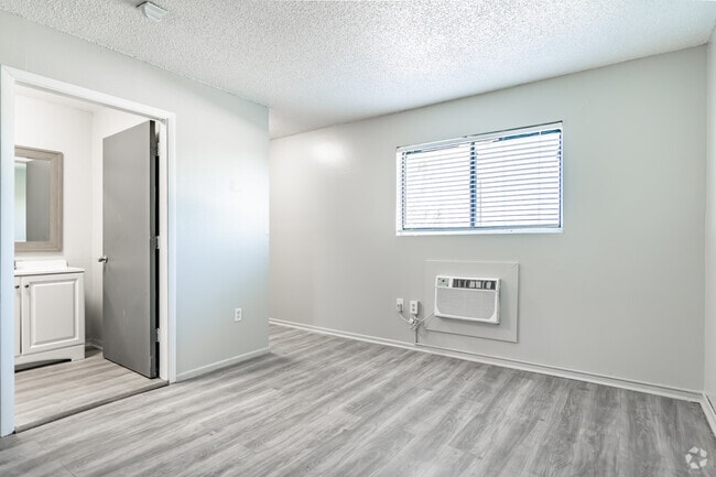 1BD, 1BA - 600SF - Bedroom - Seminole Vista