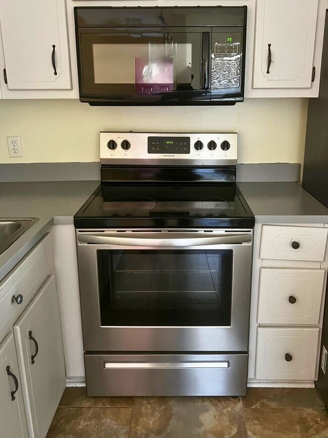 Photo - 4/2 with fenced in yard!