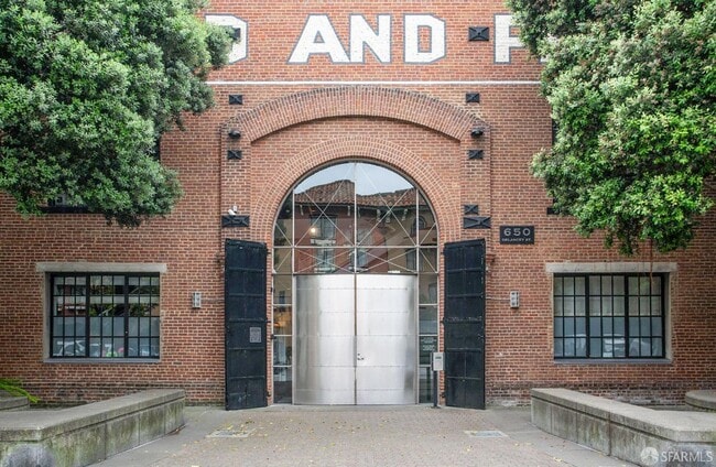 Photo - 650 Delancey St