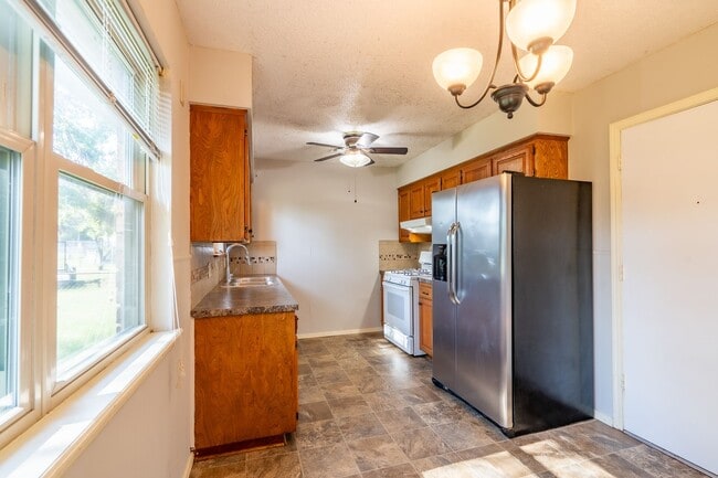 Photo - Stunning 3 Bed 1 Bath in amazing area