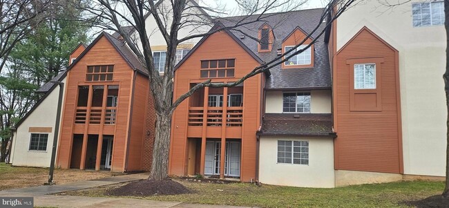 Building Photo - 4906 Columbia Rd Unit 4