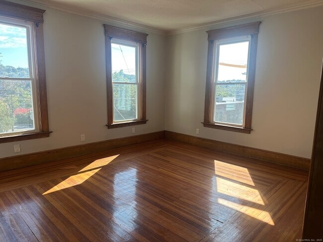 Photo - 28 E Pearl St
