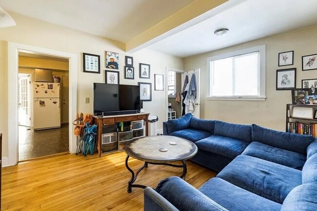 Building Photo - 521 Bay St Unit A