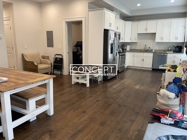 Photo - 2045 Beacon St