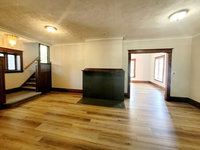 Photo - 700 Prince St SE