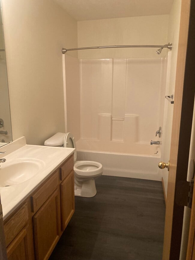 Main bathroom - 1400 Benbrandon Ct Unit 1400