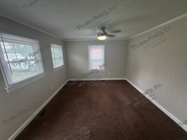 Photo - 206 Speight Ave