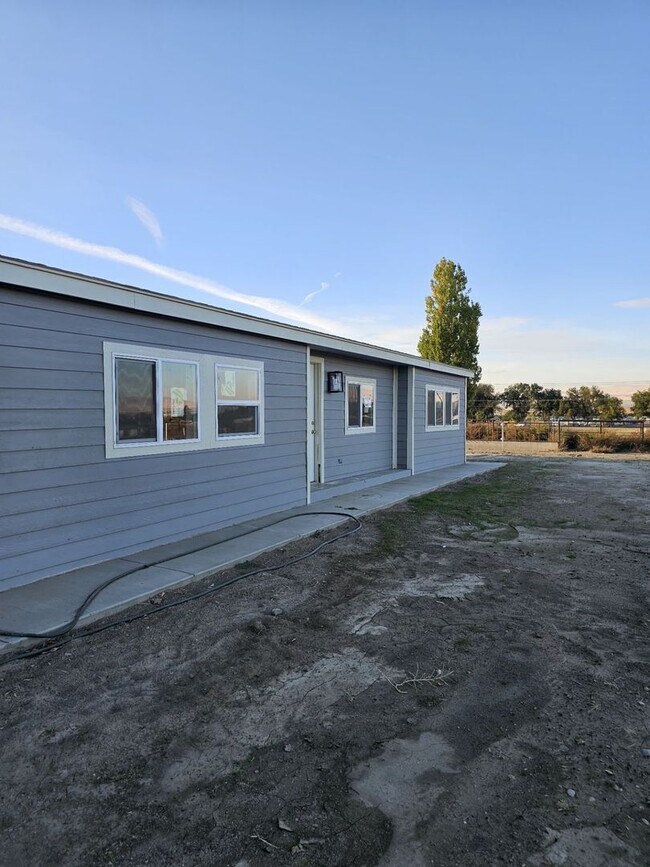 Building Photo - V270 Unit 1