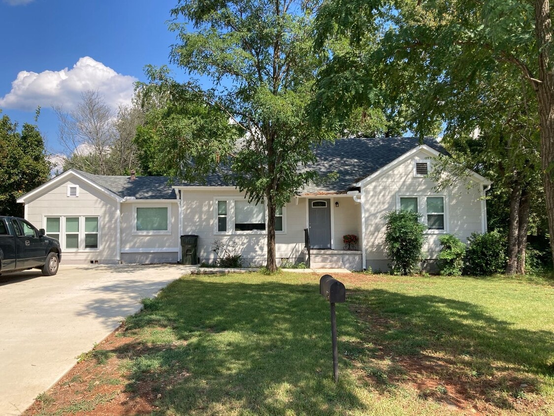 Recently updated 4/2 with fenced backyard. - Recently updated 4/2 with fenced backyard.