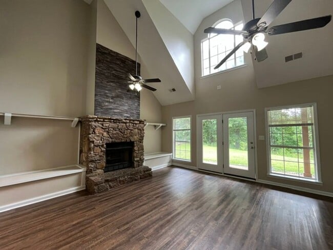 Photo - Renovated 4 Bedroom 3.5 Home for Rent!