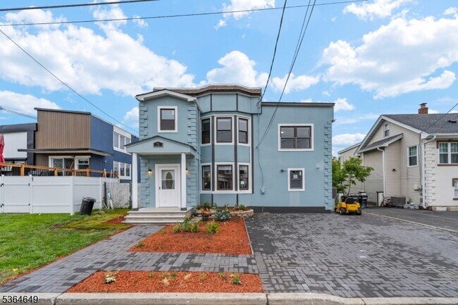 Photo - 70 Bruno St