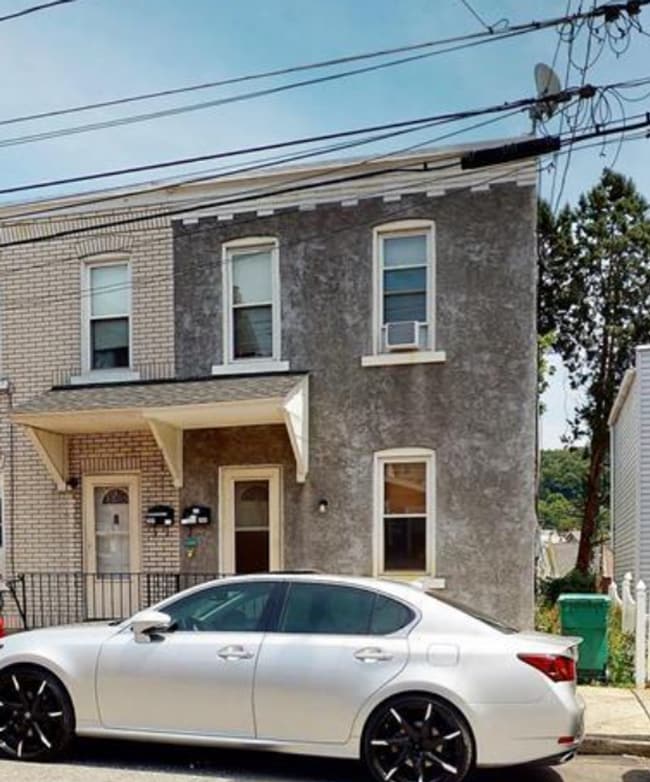 Building Photo - Single Family-half double- 2 bedroom/1 bat...