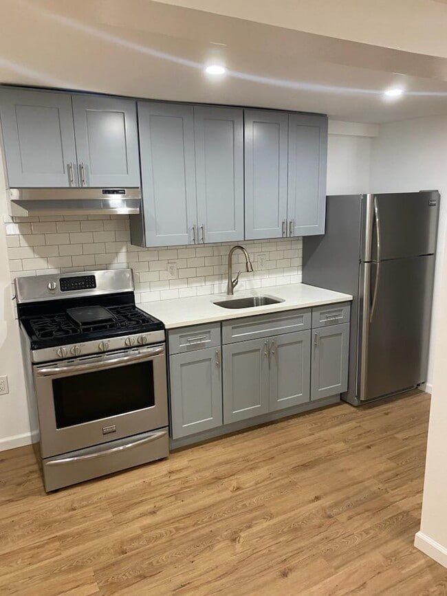 Building Photo - 1582 Mayflower Ave Unit 1 Rental