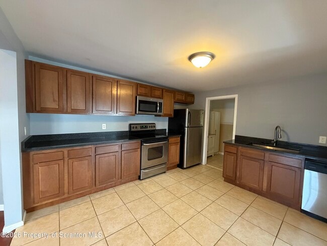 Photo - 831-831 Albert St