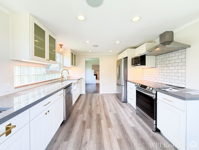 Building Photo - Beautiful recently remodeled 4 bed 2 bath ... Rental