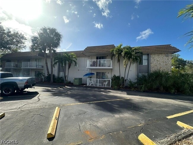 Building Photo - 1830 Maravilla Ave Unit 202