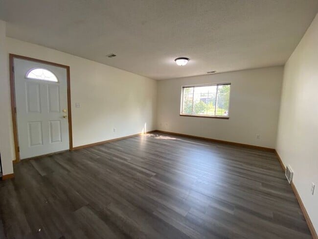 Building Photo - $1,025 | 2 Bedroom, 1 Bathroom Apartment |...