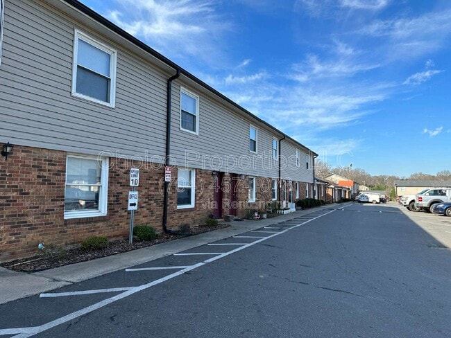 Building Photo - 5804 Cedars E Ct Unit 1
