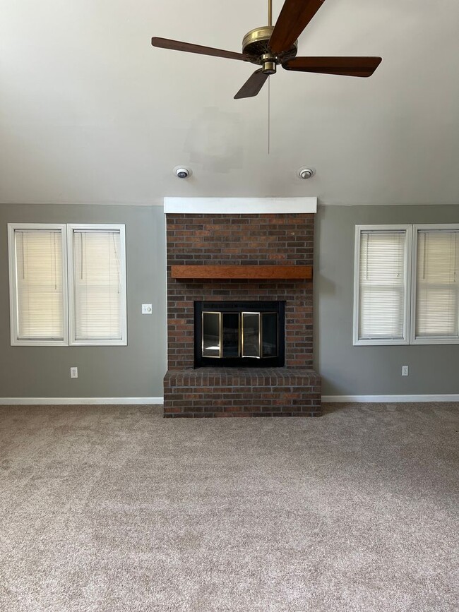 Photo - 107 Kingswood Dr