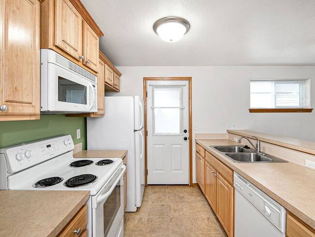 Photo - Cozy, lower level 2-bdrm/1-bath Hazelwood duplex. Portable AC, in-unit laundry, fenced side yard/... Unit SE Ash - B