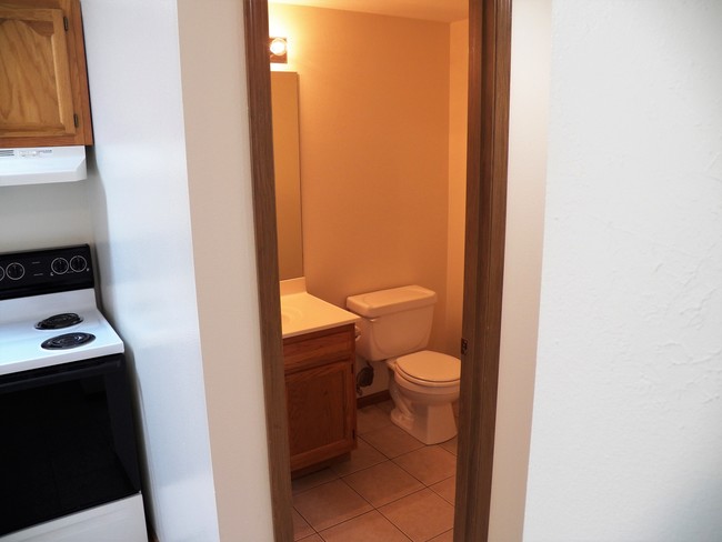 Half Bath (down) - 254 W Main St Apartamentos Unidad C