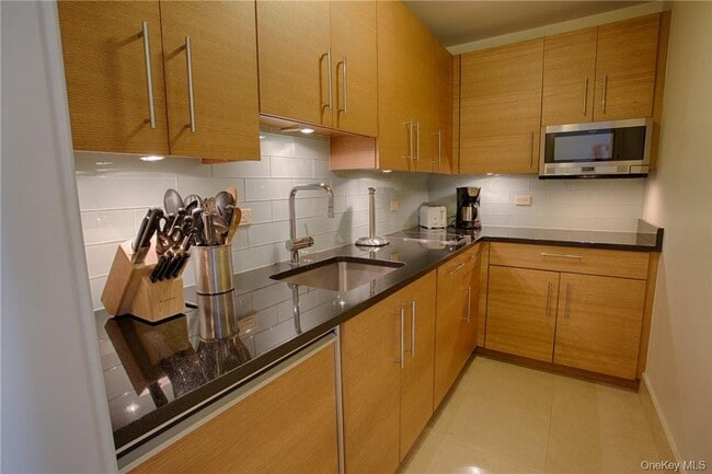 Building Photo - 1 Renaissance Square Unit 8C