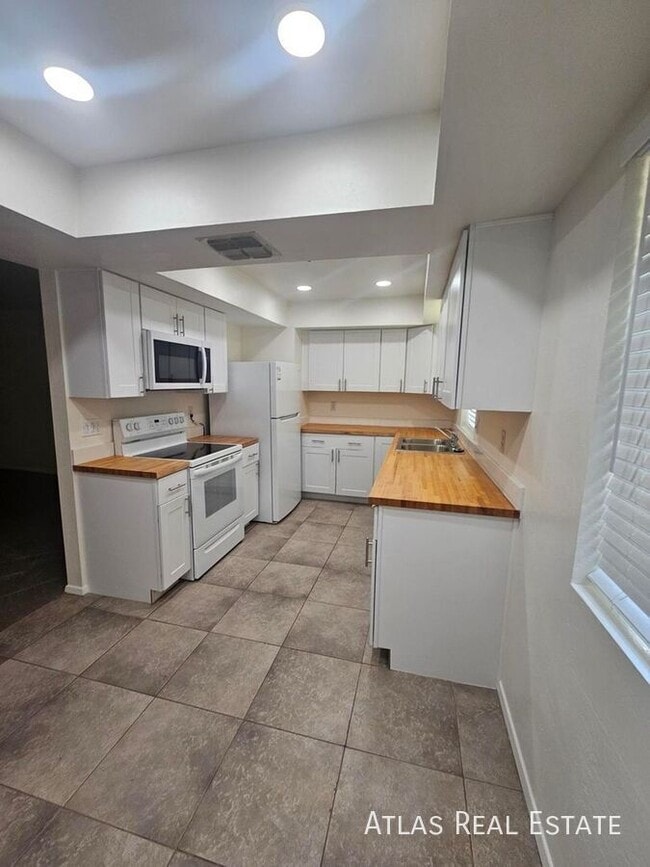 Building Photo - 4554 E Paradise Village Pkwy N Rental