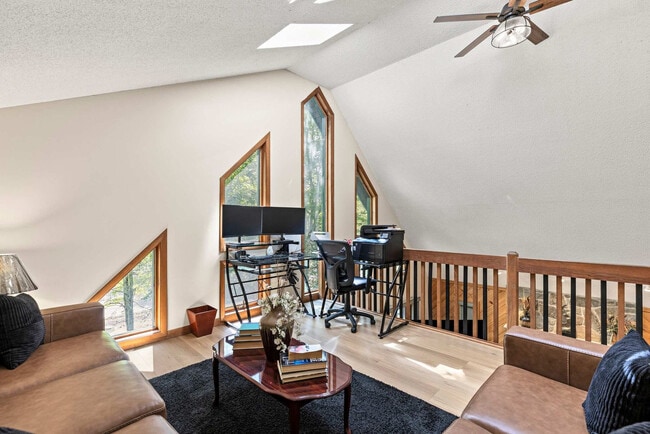 Building Photo - 2174 Lakeview Dr E Unit ID1302382P Rental