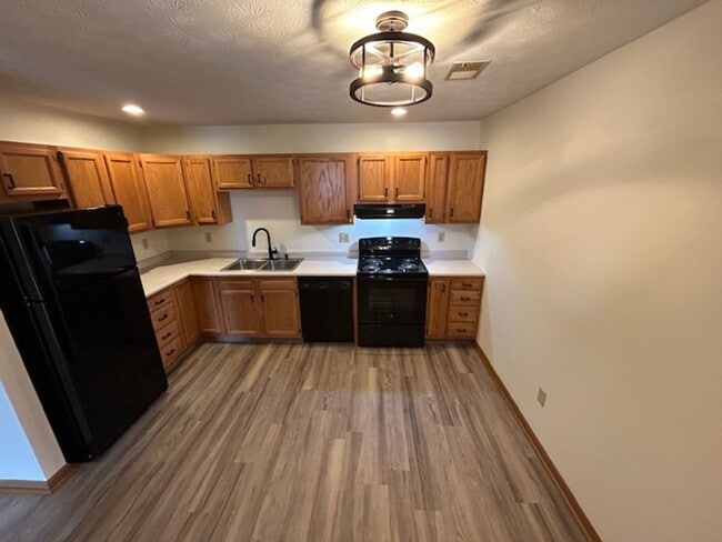Building Photo - 2-Bedroom Ranch in Peaceful Piqua Neighbor... Unit 1321 Fairfax