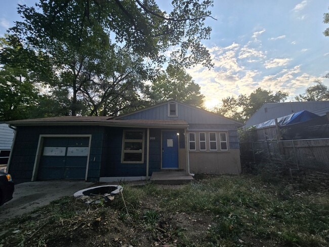 Building Photo - 3 bed 1 bath W/ back yard bunker!