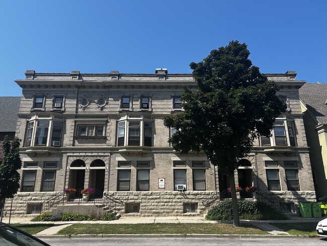 Building Photo - 918-24 Knapp