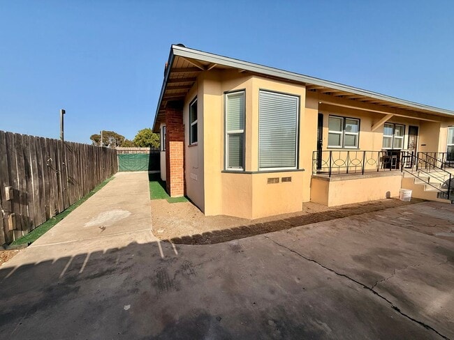 Building Photo - 5302 Churchward St Unit 5304 1/2