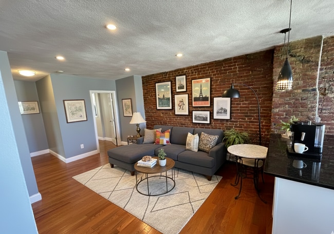 Building Photo - 349 Sumner St Unit #3