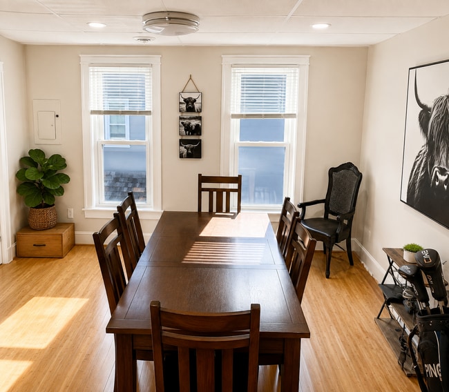 Photo - 611 W Henley St Unit Furnished Modern 3 Bedroom